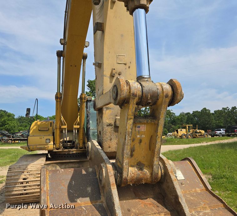 image for item DW7059 2005 Caterpillar  330C L excavator