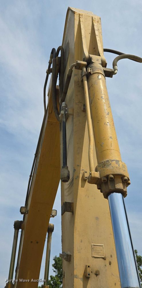 image for item DW7059 2005 Caterpillar  330C L excavator