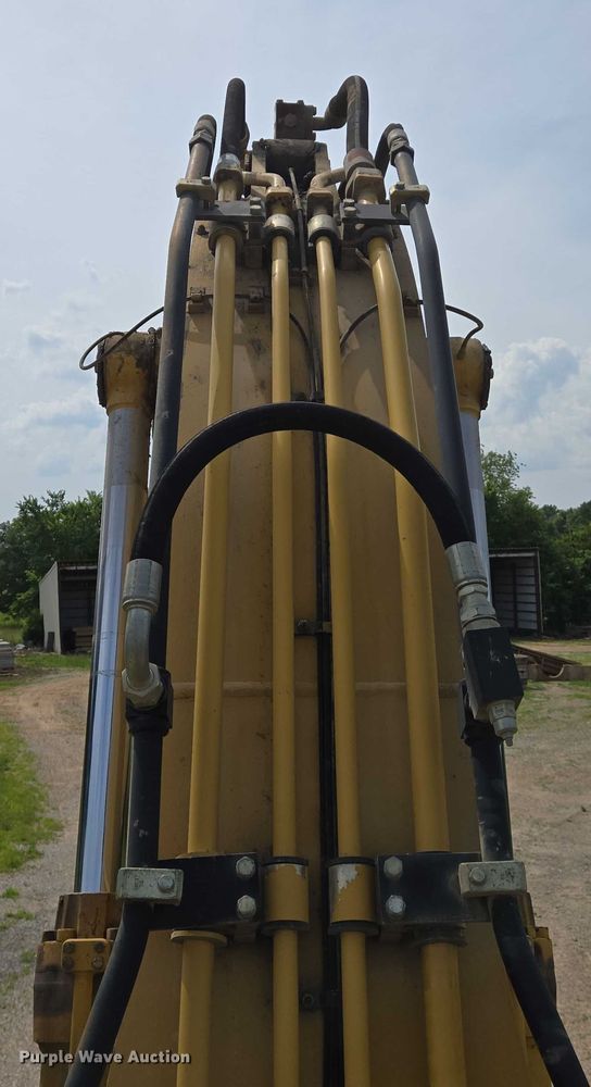 image for item DW7059 2005 Caterpillar  330C L excavator