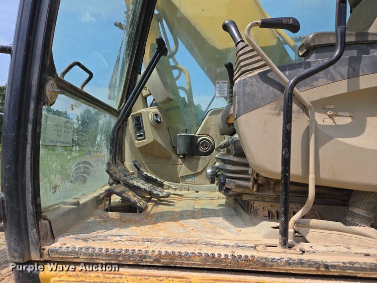 image for item DW7059 2005 Caterpillar  330C L excavator