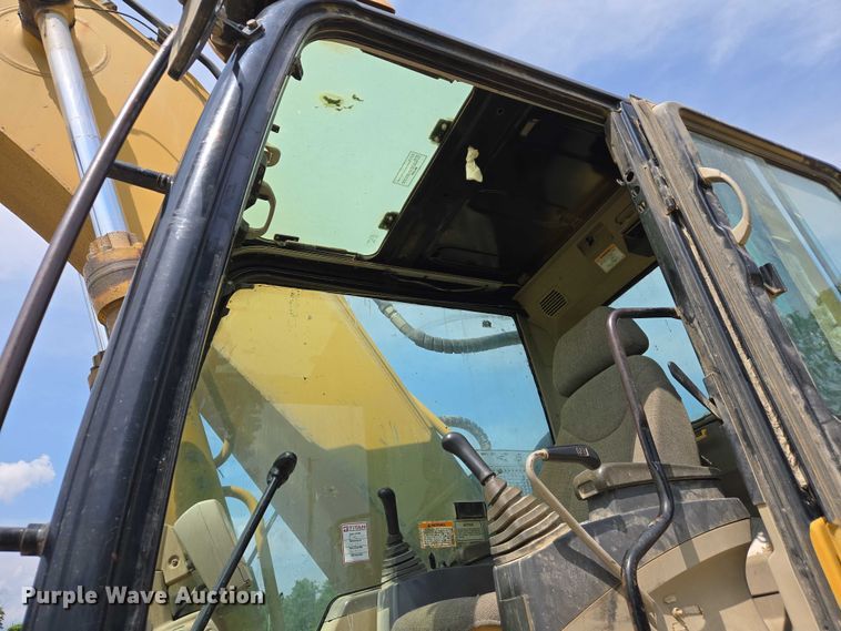 image for item DW7059 2005 Caterpillar  330C L excavator