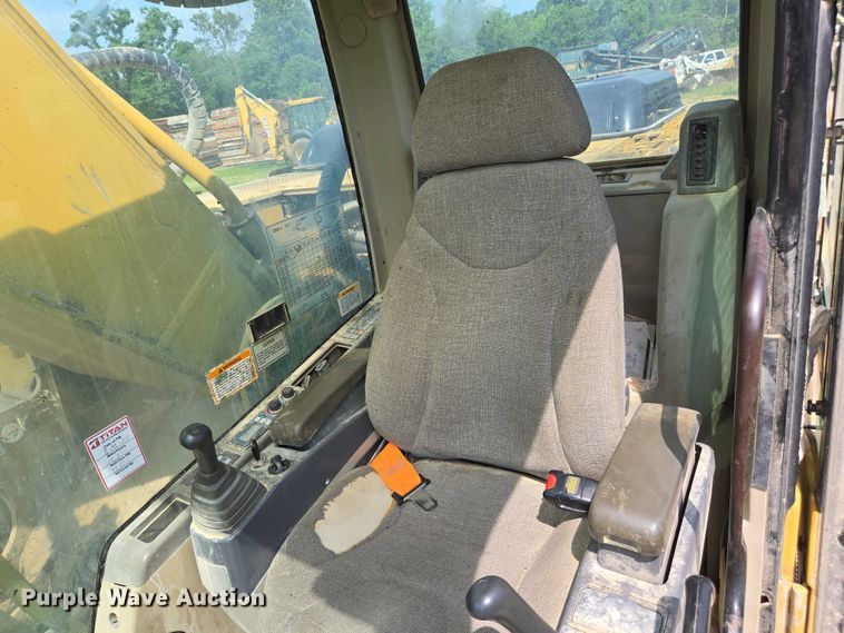 image for item DW7059 2005 Caterpillar  330C L excavator