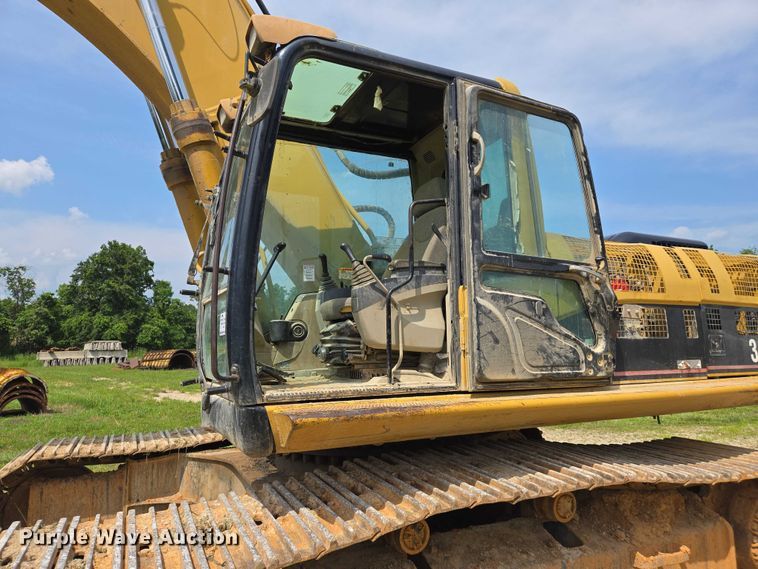 image for item DW7059 2005 Caterpillar  330C L excavator