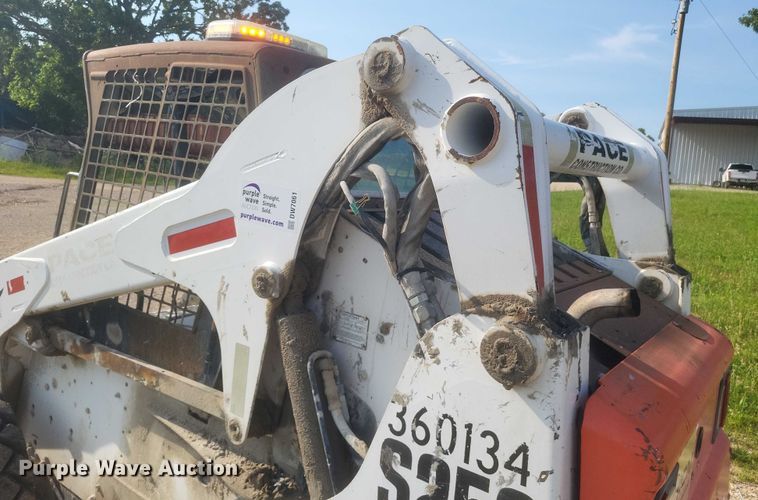 image for item DW7061 2009 Bobcat S250 skid steer loader