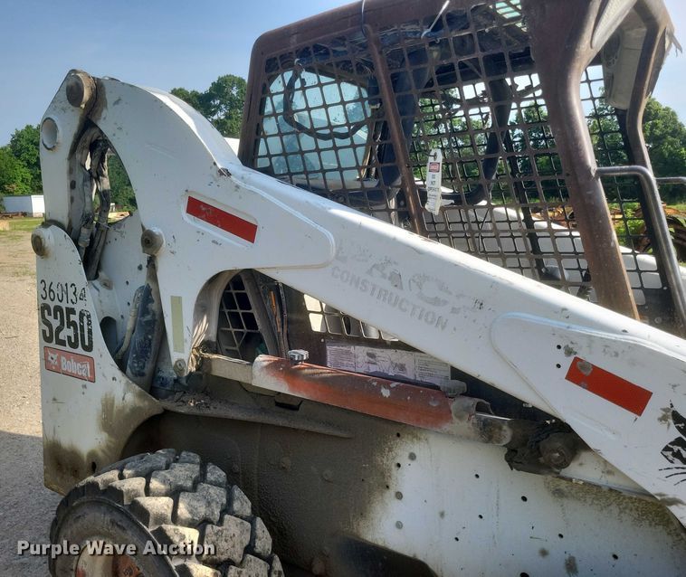 image for item DW7061 2009 Bobcat S250 skid steer loader