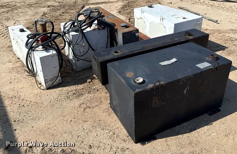 image for item DX5524 (6) auxiliary fuel tanks