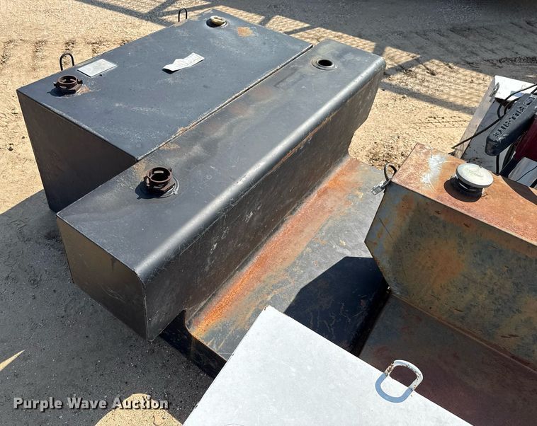 image for item DX5524 (6) auxiliary fuel tanks
