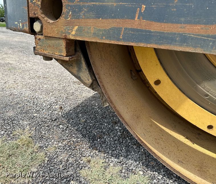 image for item DX5573 Hypac C766C double drum vibratory roller