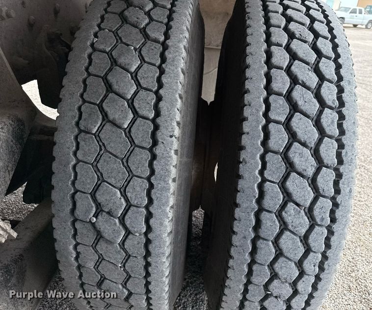 image for item DX5590 1998 Ford LT9511 ready mix truck