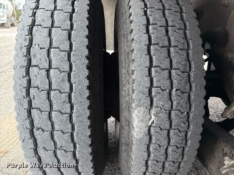 image for item DX5590 1998 Ford LT9511 ready mix truck