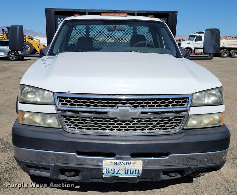 image for item DX7036 2007 Chevrolet Silverado 3500 flatbed pickup truck