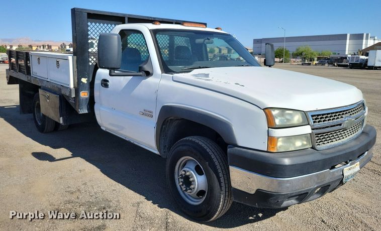 image for item DX7036 2007 Chevrolet Silverado 3500 flatbed pickup truck