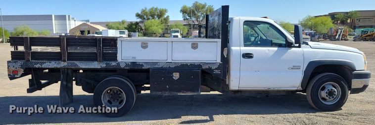 image for item DX7036 2007 Chevrolet Silverado 3500 flatbed pickup truck