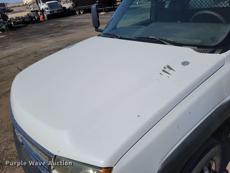 image for item DX7036 2007 Chevrolet Silverado 3500 flatbed pickup truck