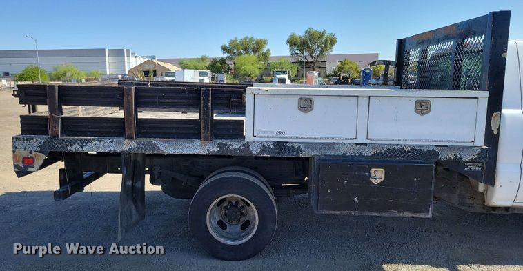 image for item DX7036 2007 Chevrolet Silverado 3500 flatbed pickup truck