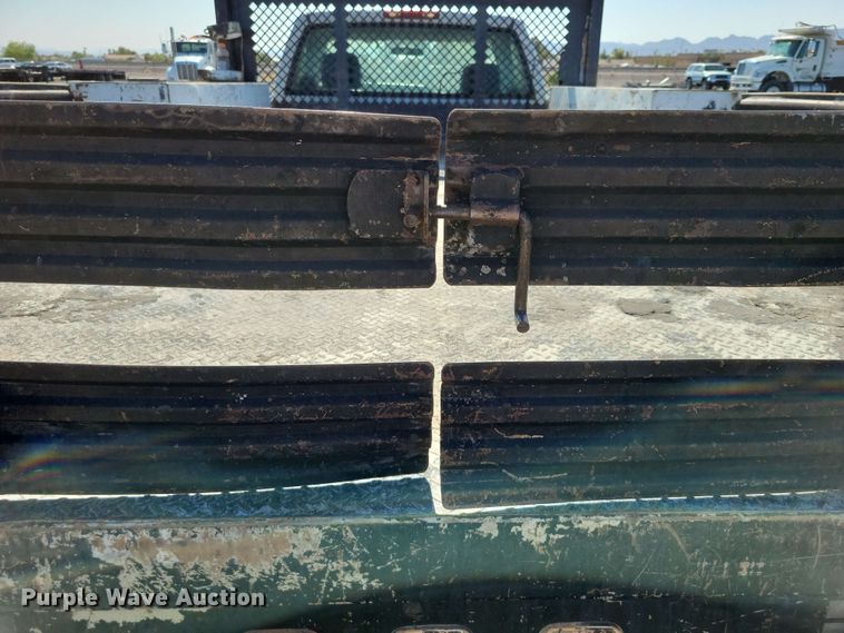 image for item DX7036 2007 Chevrolet Silverado 3500 flatbed pickup truck