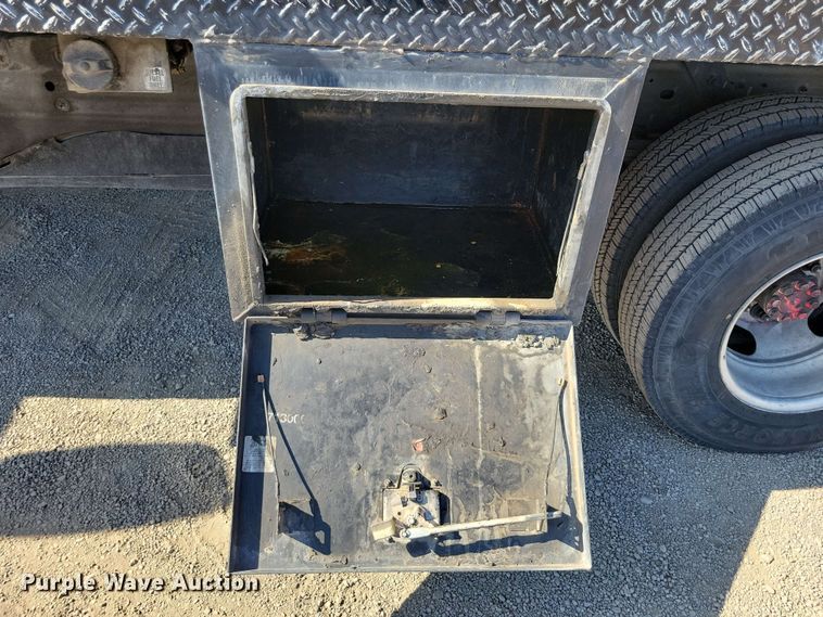 image for item DX7036 2007 Chevrolet Silverado 3500 flatbed pickup truck