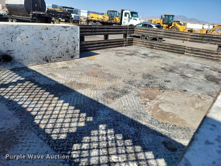 image for item DX7036 2007 Chevrolet Silverado 3500 flatbed pickup truck