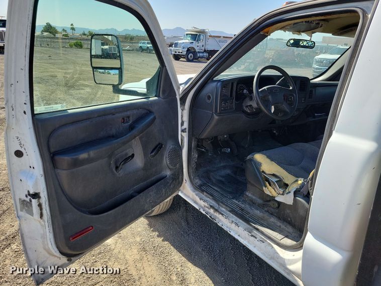 image for item DX7036 2007 Chevrolet Silverado 3500 flatbed pickup truck