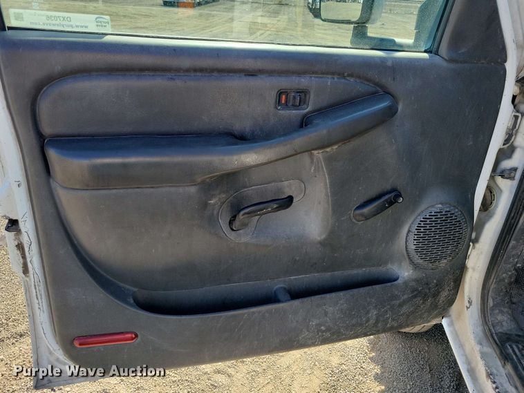 image for item DX7036 2007 Chevrolet Silverado 3500 flatbed pickup truck