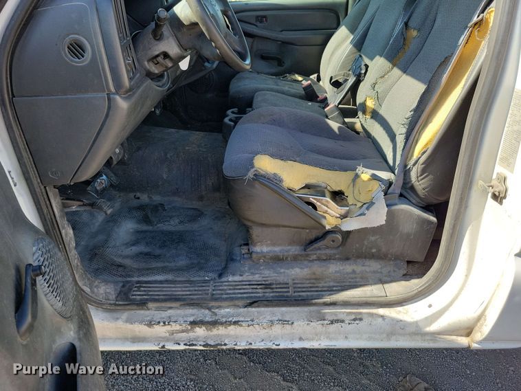 image for item DX7036 2007 Chevrolet Silverado 3500 flatbed pickup truck