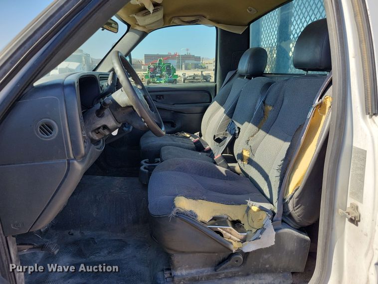 image for item DX7036 2007 Chevrolet Silverado 3500 flatbed pickup truck