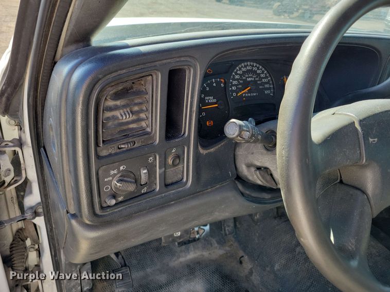 image for item DX7036 2007 Chevrolet Silverado 3500 flatbed pickup truck