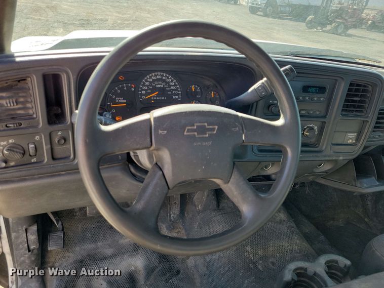 image for item DX7036 2007 Chevrolet Silverado 3500 flatbed pickup truck