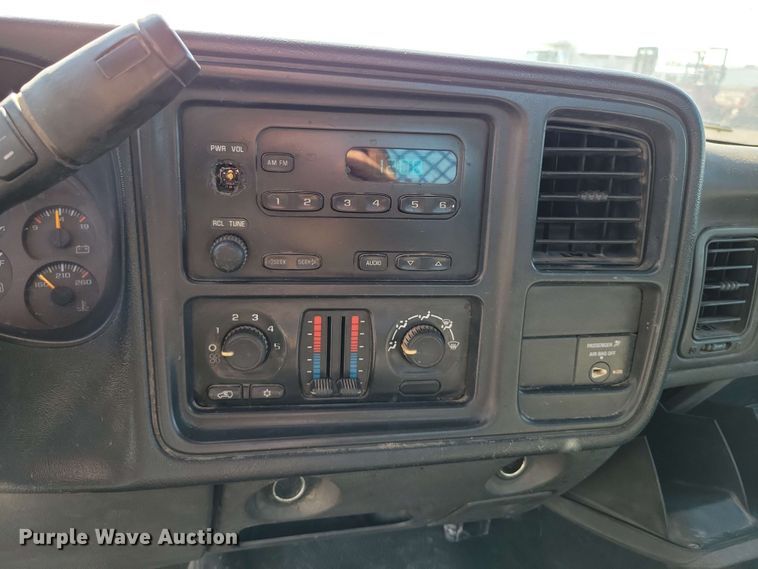 image for item DX7036 2007 Chevrolet Silverado 3500 flatbed pickup truck