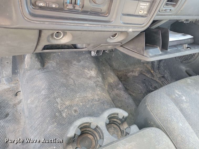 image for item DX7036 2007 Chevrolet Silverado 3500 flatbed pickup truck