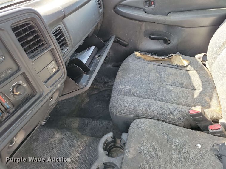 image for item DX7036 2007 Chevrolet Silverado 3500 flatbed pickup truck