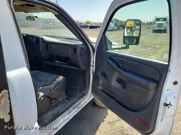 image for item DX7036 2007 Chevrolet Silverado 3500 flatbed pickup truck