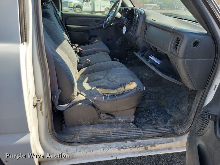 image for item DX7036 2007 Chevrolet Silverado 3500 flatbed pickup truck