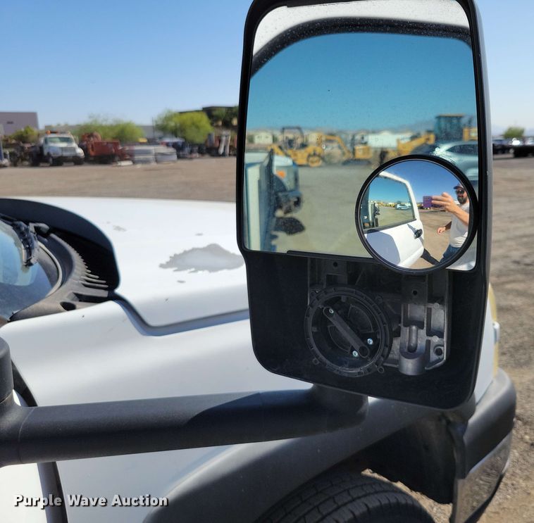 image for item DX7036 2007 Chevrolet Silverado 3500 flatbed pickup truck