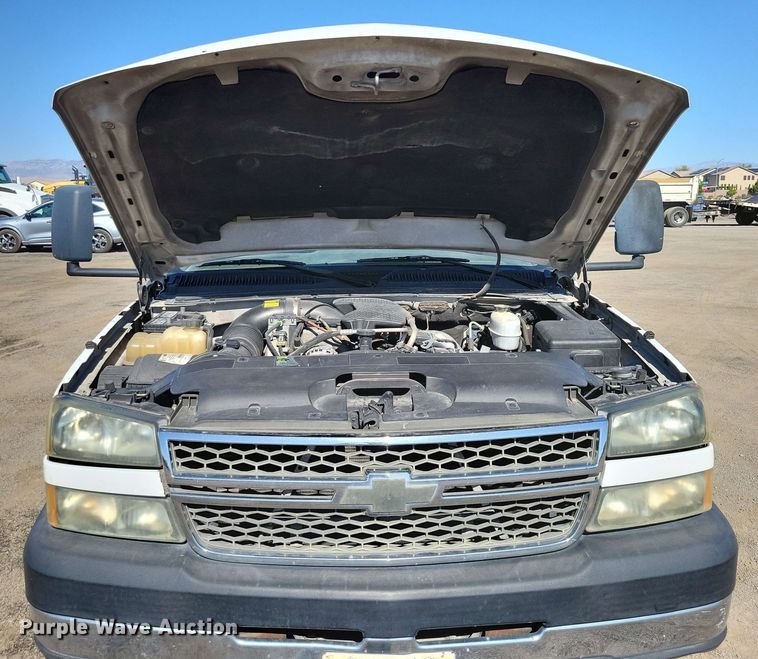 image for item DX7036 2007 Chevrolet Silverado 3500 flatbed pickup truck