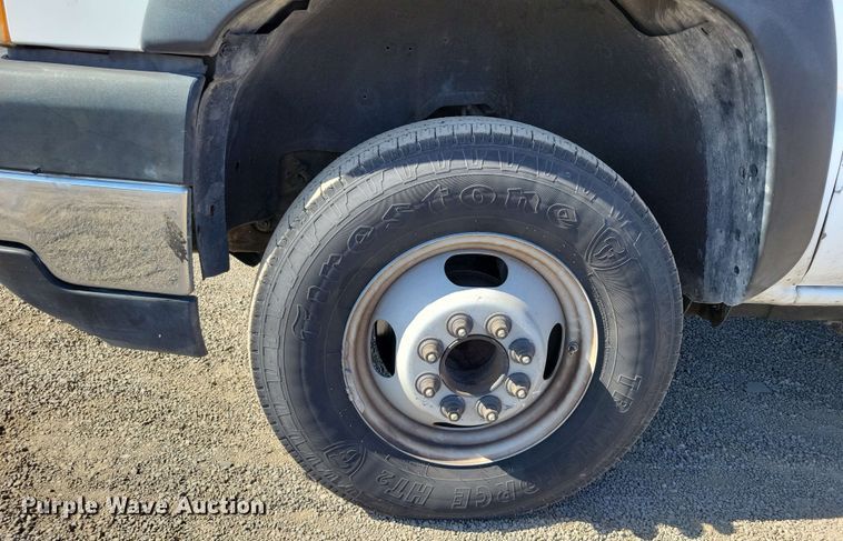 image for item DX7036 2007 Chevrolet Silverado 3500 flatbed pickup truck