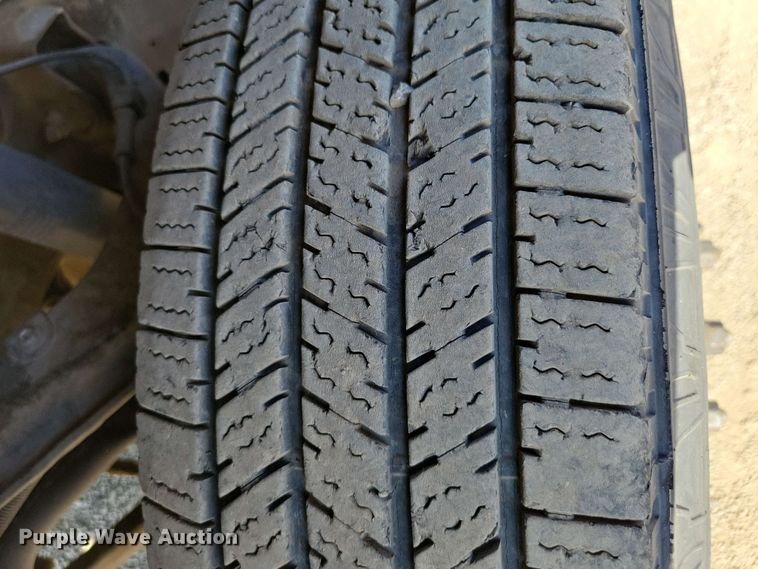 image for item DX7036 2007 Chevrolet Silverado 3500 flatbed pickup truck