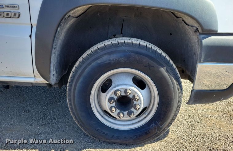 image for item DX7036 2007 Chevrolet Silverado 3500 flatbed pickup truck