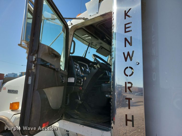 image for item DX7076 2008 Kenworth T800 semi truck