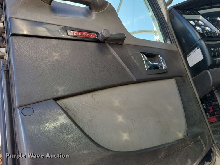 image for item DX7076 2008 Kenworth T800 semi truck