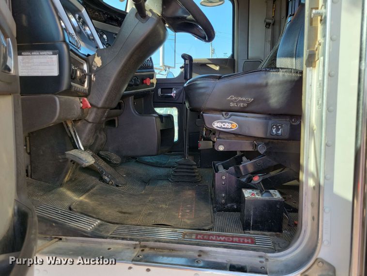 image for item DX7076 2008 Kenworth T800 semi truck