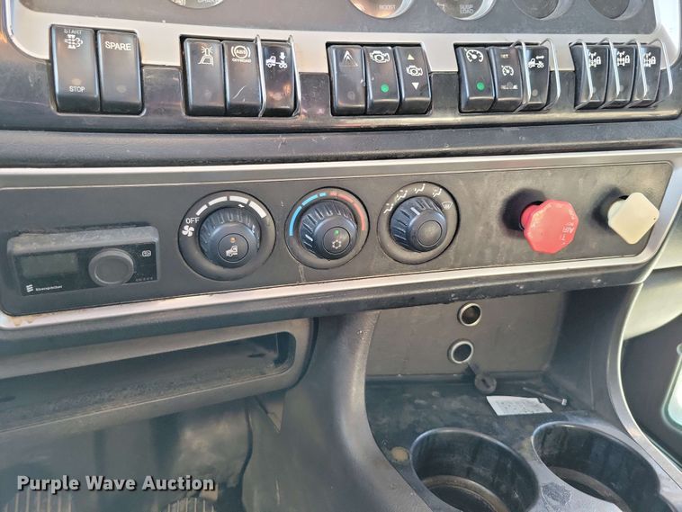 image for item DX7076 2008 Kenworth T800 semi truck