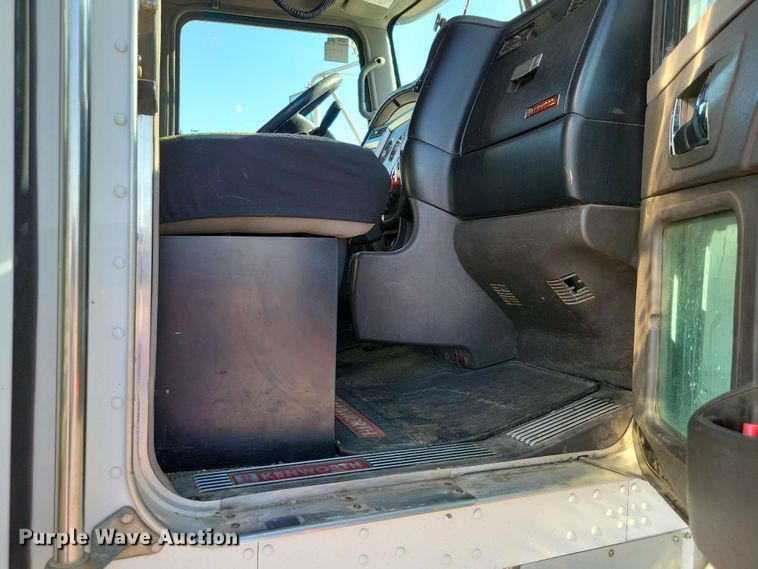 image for item DX7076 2008 Kenworth T800 semi truck
