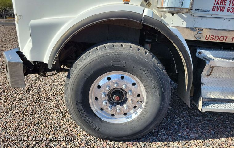 image for item DX7076 2008 Kenworth T800 semi truck