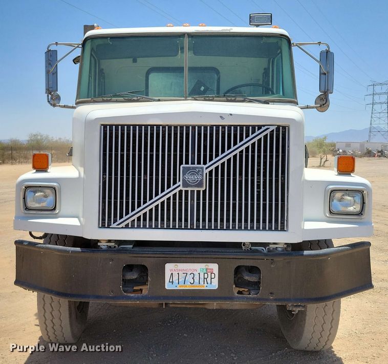 image for item DX7078 2000 Volvo WG Series asphalt slurry truck