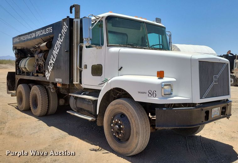 image for item DX7078 2000 Volvo WG Series asphalt slurry truck