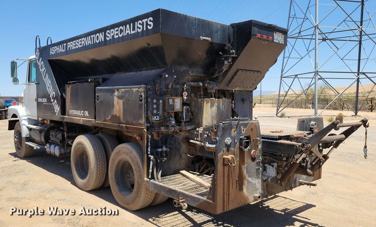 image for item DX7078 2000 Volvo WG Series asphalt slurry truck