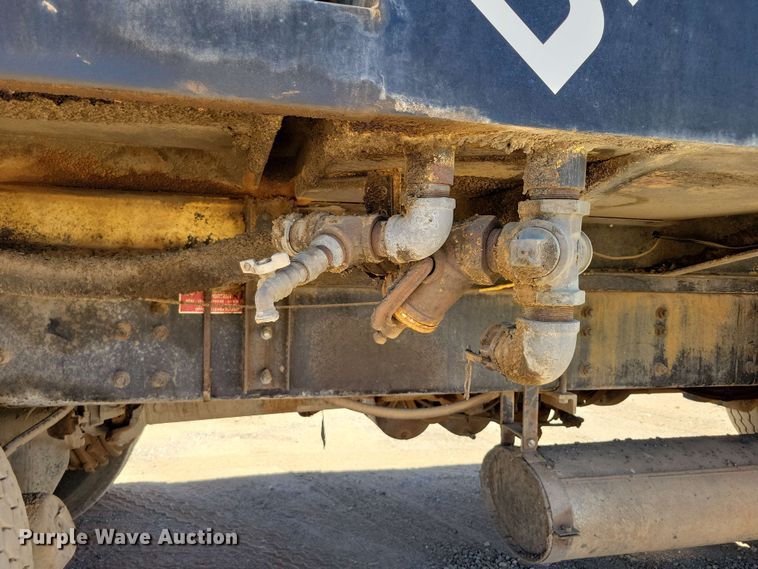 image for item DX7078 2000 Volvo WG Series asphalt slurry truck