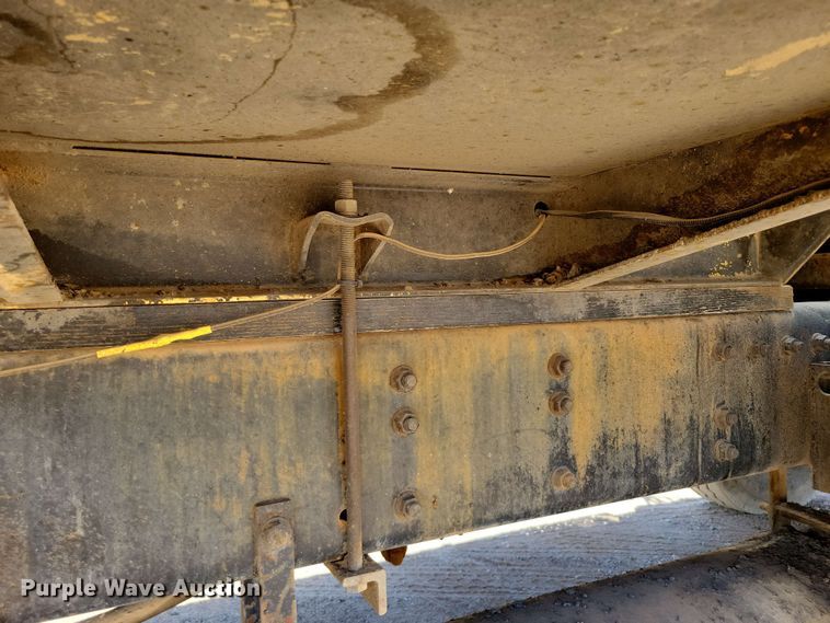 image for item DX7078 2000 Volvo WG Series asphalt slurry truck