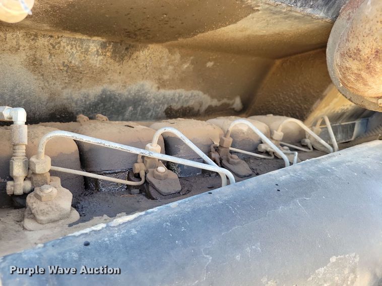 image for item DX7078 2000 Volvo WG Series asphalt slurry truck